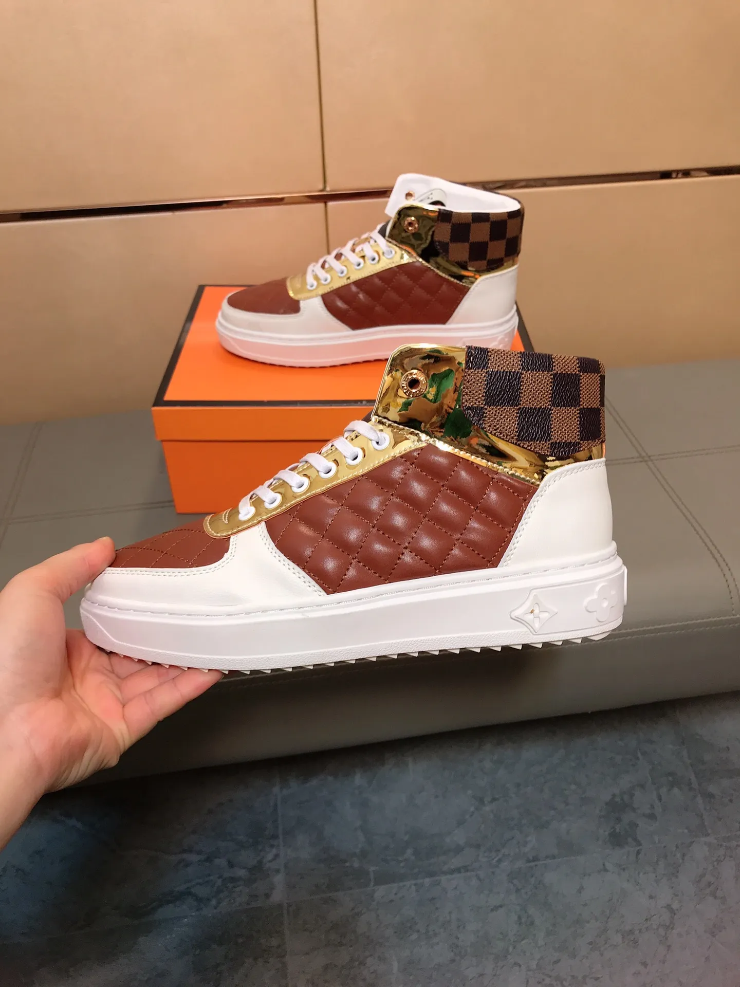 Factory price 400 👟👟🤝 (LV Louis Vuitton) New Korean style high-top casual shoes for men [Proud] hot style, imported cowhide with original printing, genuine leather lining, wear-resistant and non-slip rubber outsole. If you are still worried about wearing matching shoes, then these shoes are your best choice! Code number: 38-44